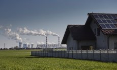 Светът изгражда нова енергийна система, но дълго ще разчита на старата 