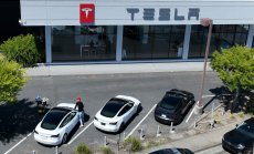 Tesla спечели заклетите фенове на електромобилите, наред са обикновените купувачи