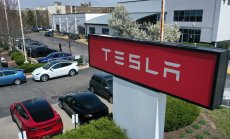 Tesla пита кои работници са критични, разпалвайки страховете от съкращения