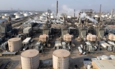 Петролът се стабилизира, търговците се фокусират върху руските санкции