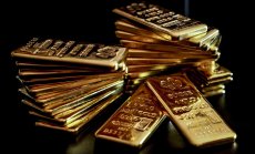 Златото остава близо до рекорден връх - трейдърите залагат на промяна в курса на Фед