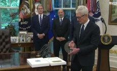 Доналд Тръмп: Apple се връща у дома