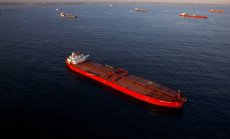 Нежеланият руски петрол се трупа в кораби, закотвени близо до Сингапур