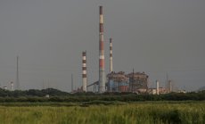 Анализатори очакват мерките на ОПЕК да доведат излишък и поевтиняване на петрола