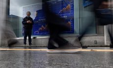 Акциите се готвят за седмичен ръст, доларът пада