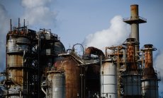 Франция и Германия призоваха ЕС да санкционира руски петролни гиганти