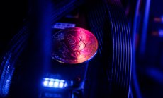 Биткойн завърши експлозивна 2021 г. с декемврийски хленч