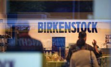 Компанията зад най-грозните сандали излиза на пазара, за да набере $1.48 милиарда