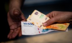 Аржентинците продават песото, залагайки, че помощта от САЩ е обречена на провал