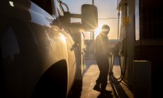 Светът се прикрива от фондовия хаос в петрола, комуналните услуги и Китай