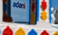 Две от компаниите в Adani Group се стремят да наберат $2,6 млрд