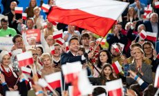 Полските избори ще разтърсят злотата, като проевропейският фаворит е под натиск