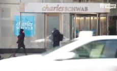 Приказка за реакциите на акциите на две банки