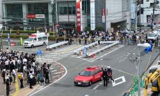 Стрелба срещу бивш лидер на Япония шокира нацията, където оръжията са рядкост