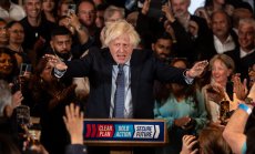 Борис Джонсън прави изненадващо появяване, за да предотврати загубата на торите