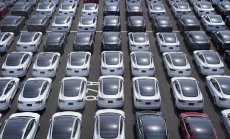 Tesla отчита първия си годишен спад на продажбите от 2020 г.