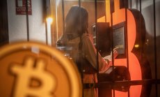 Биткойн се срива с 20% от рекордните нива заради новия COVID щам