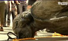 Свалянето на статуите по света