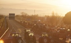 Макрон прави финален опит да спре фермерите да блокират Париж