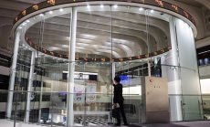 Доларът поевтинява най-много от 2 седмици, а акциите се възстановяват