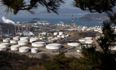 Цените на петрола се колебаят, но продължават да гледат към $100 за барел