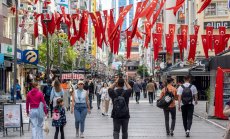 Турската лира продължава плавно да поевтинява преди местните избори в неделя