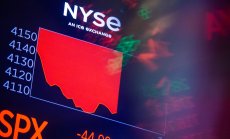 Червена вълна на глобалните пазари: трейдърите разпродават всичко освен долара 