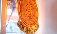 Оживлението на акциите приключи, но биткойн се задържа около $42 000 