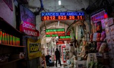 Лирата се понижава леко спрямо долара 