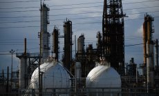 Петролът удължава спада заради перспективите за пренасищане и войната в Газа