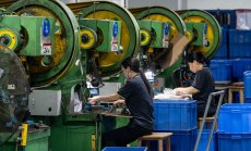 Печалбите на китайската промишленост спадат заради мита и дефлационните проблеми