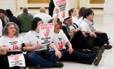 UNAIDS призовава нациите да запълнят празнината, оставена от Тръмп във финансирането