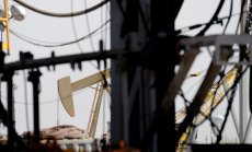 Петролът задържа спада си под сянката на страха от търговска война