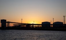 Русия изнася все повече петрол за по-малко пари, точно както искаше Западът