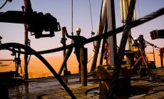 Достигането на тавана от $60 добавя нови проблеми за купувачите на руски петрол