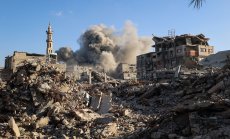 Израел атакува позиции на "Хамас" и спира помощта, след като примирието рухва