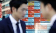 Световните акции се покачват с възстановяването на Китай, доларът пада