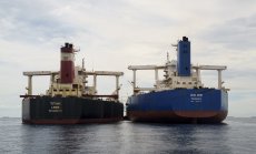 Санкциите заплитат, а не спират търговията на Китай с ирански петрол