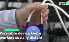 Преносимо устройство пази социалната дистанция между служителите