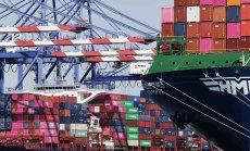 Растежът на китайския износ се забавя на фона на все по-голяма заплаха от мита