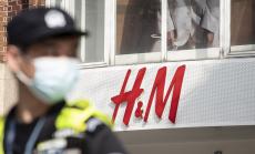 Операторите на молове затварят магазините на H&M в Китай 
