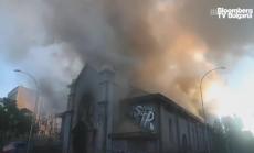 Протестиращи подпалиха 2 църкви в Чили