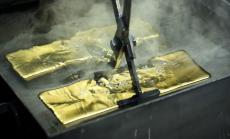 Златото поскъпна до 2000 долара за тройнция заради слабия долар