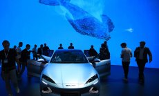 Китайските производители на електромобили залагат на затъващите автотърговци в Европа