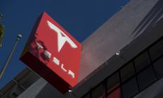 САЩ намаляват данъчните преференции при купуване на Tesla