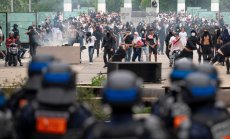 Бунтовете във Франция продължават пета нощ след убийство, извършено от полицай