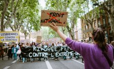 Льо Пен привлича все повече жени, но не и феминистките във Франция