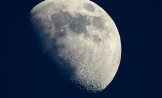 Китайски космически кораб направи историческо кацане на обратната страна на Луната