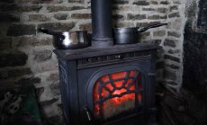 Идилията на камината в зимната нощ остава в миналото