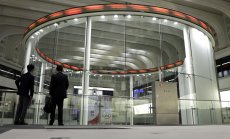 Акциите запазват ръста, докато доларът отслабва 